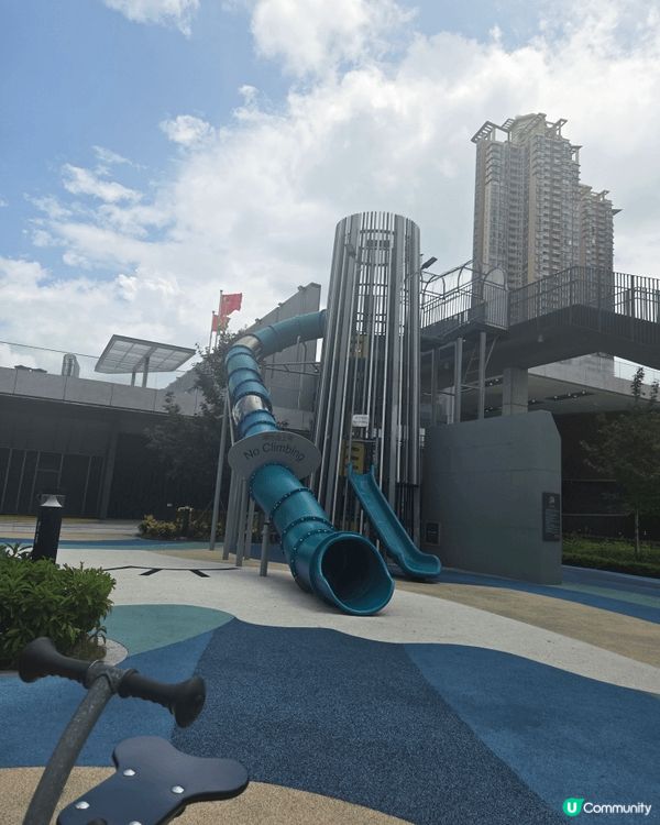 第一幅是天秀游泳池旁的遊樂場，滑梯很長很好玩，而且爬上去安全...