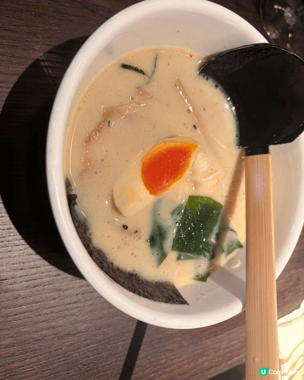 香港萬麗海景酒店萬麗咖啡室推出自助餐，食物豐富，可以任食蟹腳...