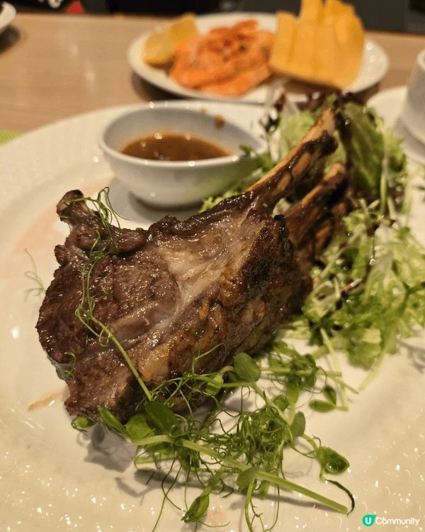 生蠔大隻，唔多人唔洗排長龍等拎食物，座位闊落唔擠迫，環境寧靜...