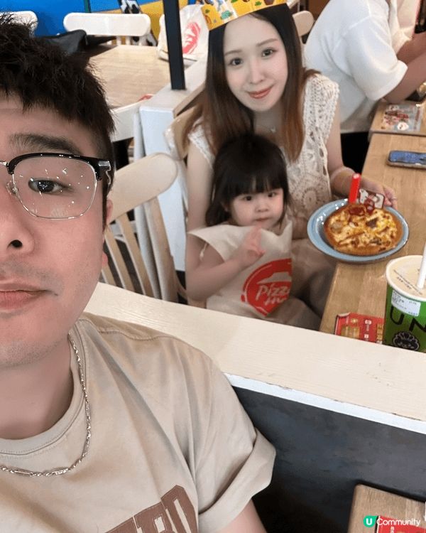 推薦pizza hut同小朋友整pizza ，員工好help...