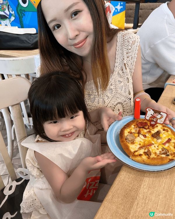 推薦pizza hut同小朋友整pizza ，員工好help...