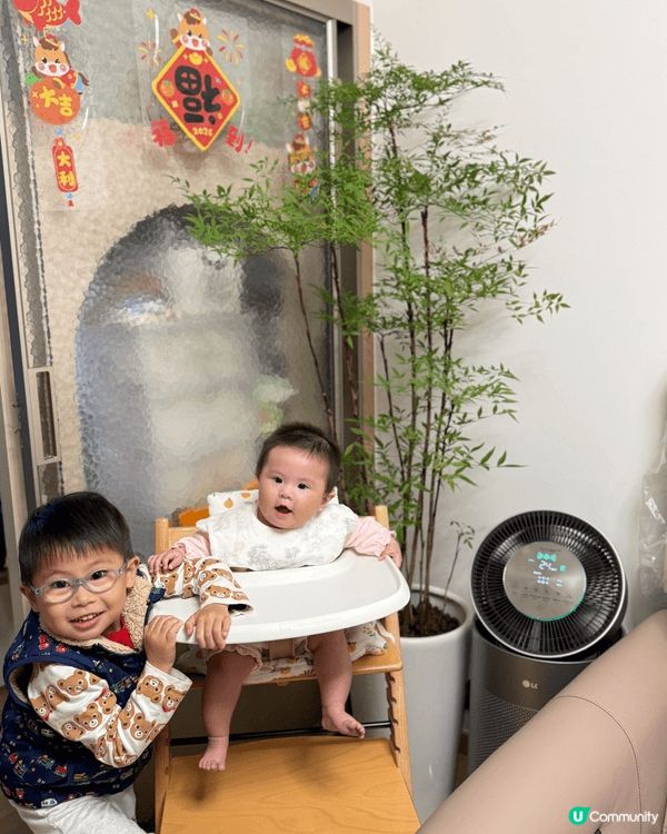 這張圖中的白色摺疊手推車，輕巧易收納又穩固，戶外推著兩個小朋...