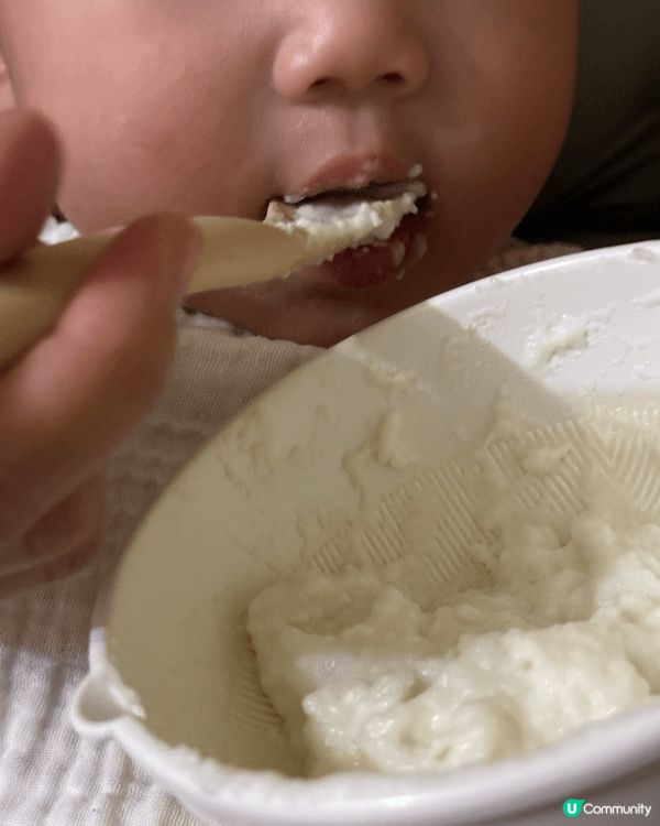 對於肓兒好物, 我想推介Combi既餐具套裝. 我家BB去到...