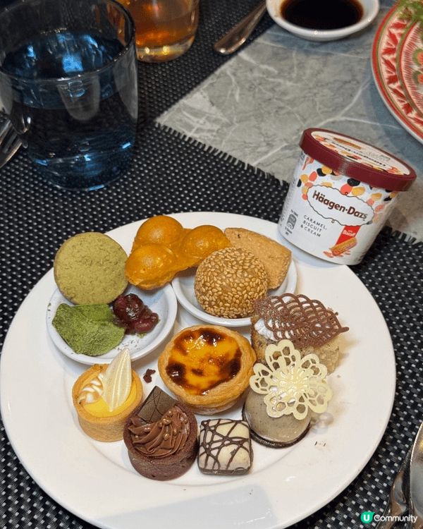 食物選擇多，而且質素都唔錯，特別係有即蒸龍蝦同多款甜品。不過...