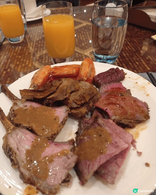 澳門四季酒店的自助餐很有水準， 入座前職員會帶你到各款食物檯...