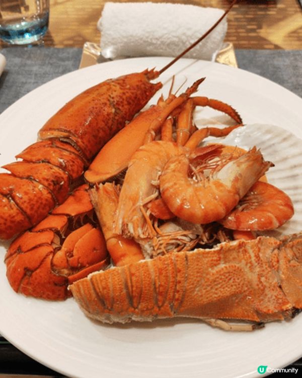 澳門四季酒店的自助餐很有水準， 入座前職員會帶你到各款食物檯...