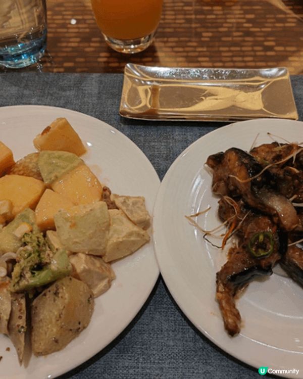 澳門四季酒店的自助餐很有水準， 入座前職員會帶你到各款食物檯...