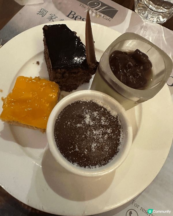 走進九龍酒店的自助餐廳，氣氛既熱鬧又舒適，燈光柔和映照在琳琅...