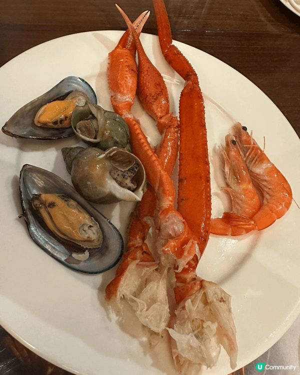 走進九龍酒店的自助餐廳，氣氛既熱鬧又舒適，燈光柔和映照在琳琅...