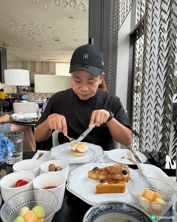 曼谷瑰麗酒店早餐在Lakorn餐廳享用，採半自助式與現點現做...