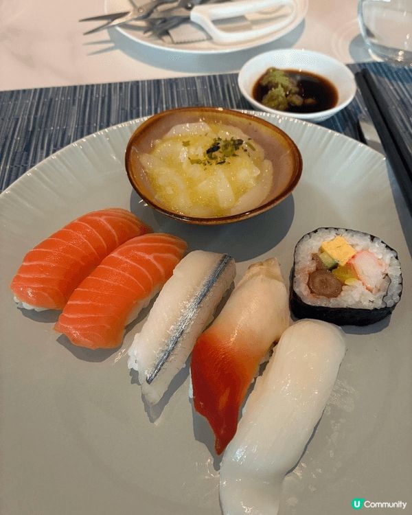 合和酒店大堂咖啡廳的自助晚餐性價比高，環境簡潔，服務態度很好...