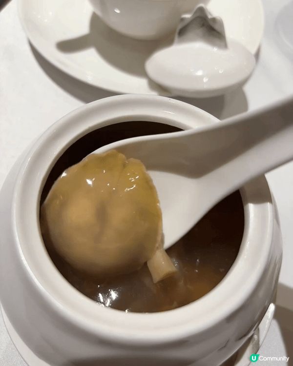 灣仔六國酒店的中菜非常精緻又好味，燉湯非常鮮甜，蟹肉非常惹味...