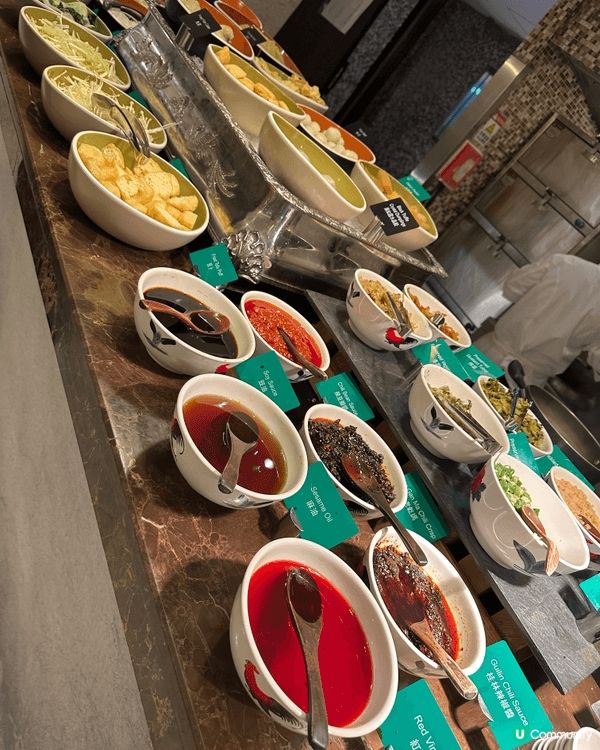 這個是下午茶 buffet, 食物選擇多，有魚生，粉麵是即場...