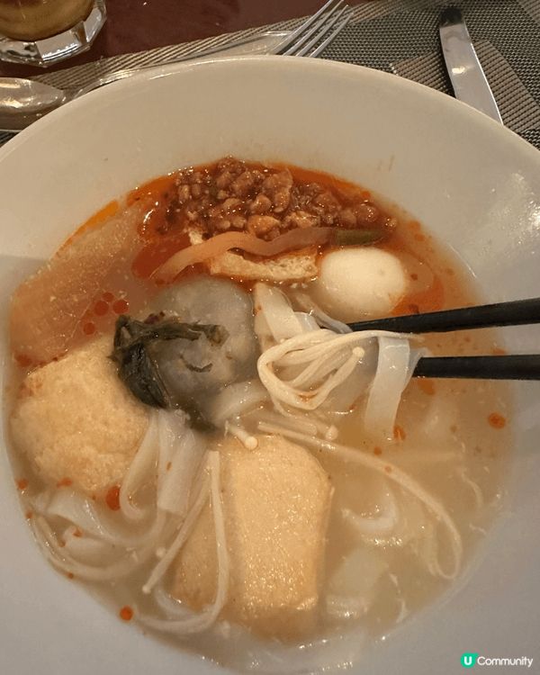 這個是下午茶 buffet, 食物選擇多，有魚生，粉麵是即場...