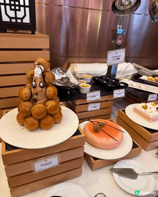 在港島海逸君綽酒店吃自助餐，餐廳環境好不錯，星期六晚上更看到...