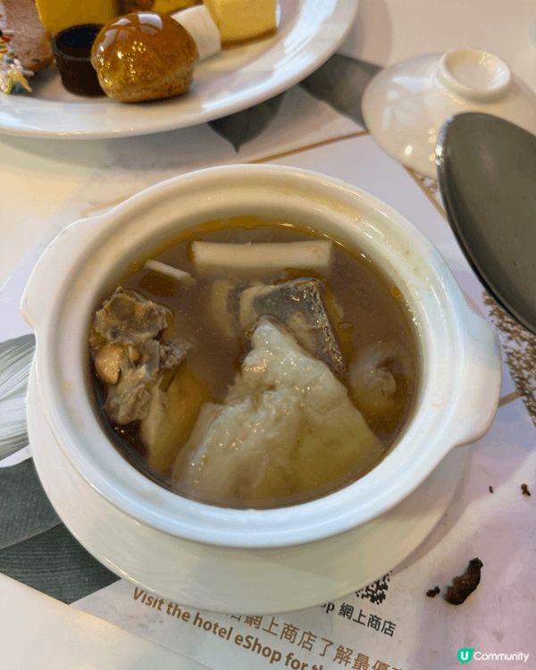 在港島海逸君綽酒店吃自助餐，餐廳環境好不錯，星期六晚上更看到...