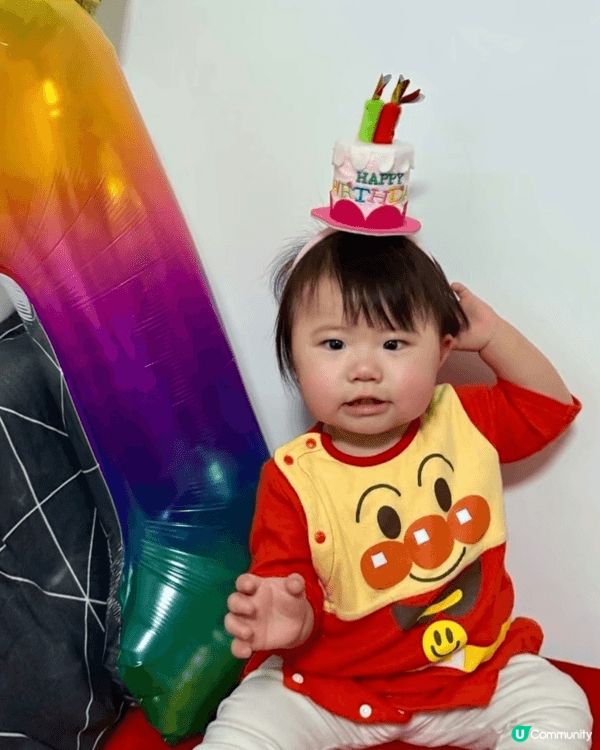 這兩張圖片記錄了一個可愛的小朋友慶祝一歲生日的溫馨時刻。