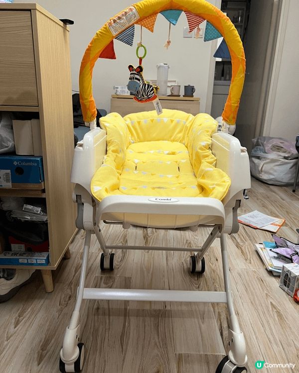 Combi high chair 方便靈活移動，隨處都可以照...
