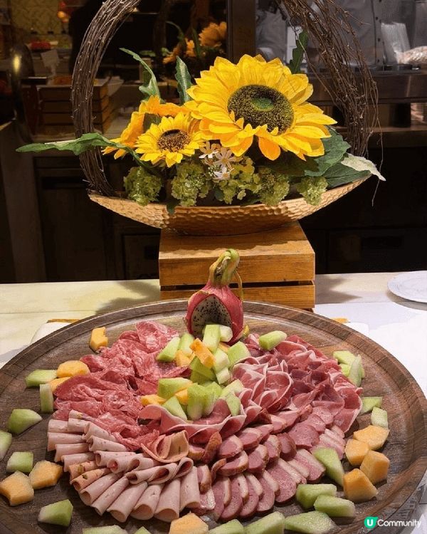 性價比高，有三款生蠔任食，熟食和甜品款式也很多，員工服務態度...
