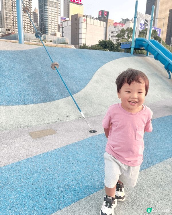 灣仔海濱長廊係一個好好嘅親子好去處，除咗小朋友可以有大量空間...