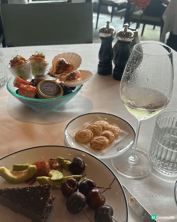 望住優美嘅維港景色，品嚐優質食材加上魚子醬紅白酒任飲，黑松露...