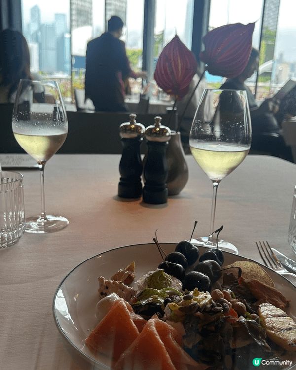 望住優美嘅維港景色，品嚐優質食材加上魚子醬紅白酒任飲，黑松露...