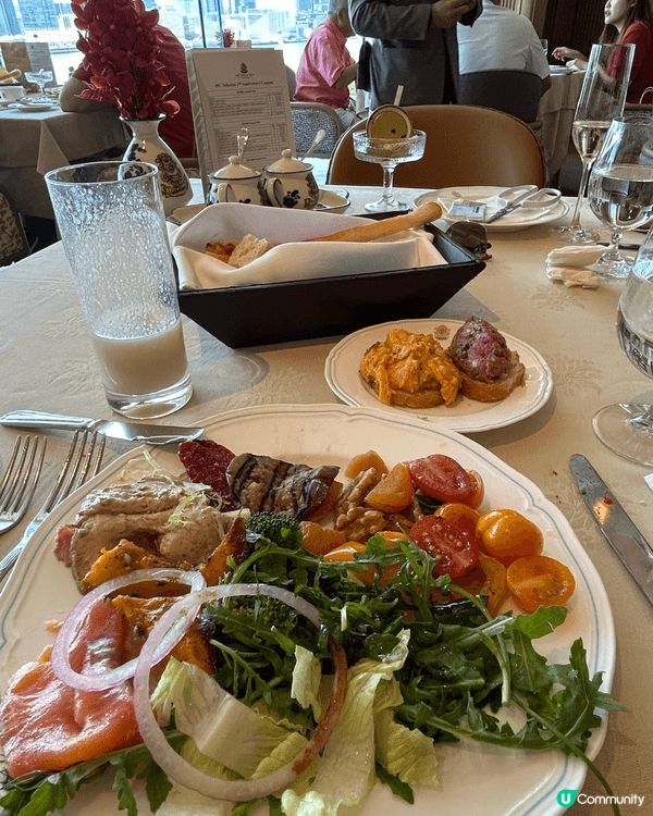 望住優美嘅維港景色，品嚐優質食材加上魚子醬紅白酒任飲，黑松露...