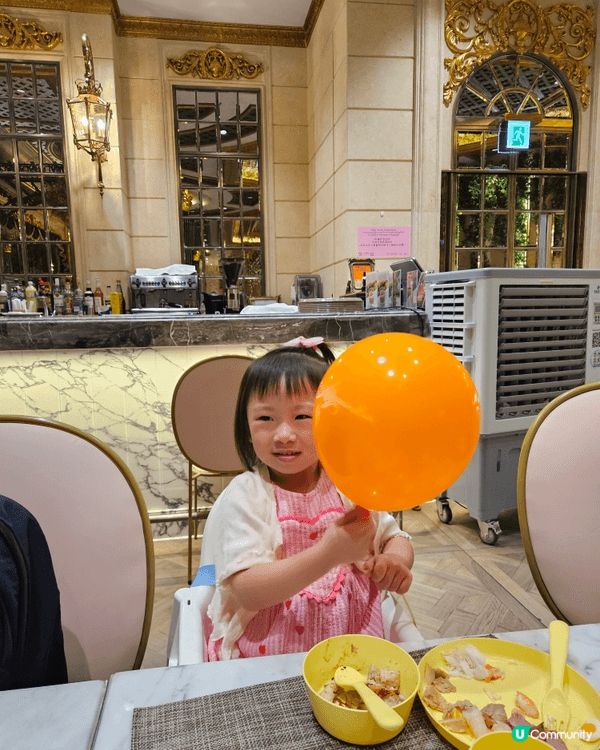 歷山餐廳自助晚餐，餐廳裝修環境以金色為主，食物種類多，熱食選...