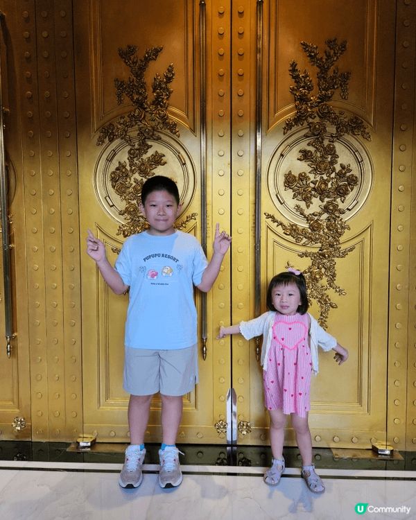 歷山餐廳自助晚餐，餐廳裝修環境以金色為主，食物種類多，熱食選...