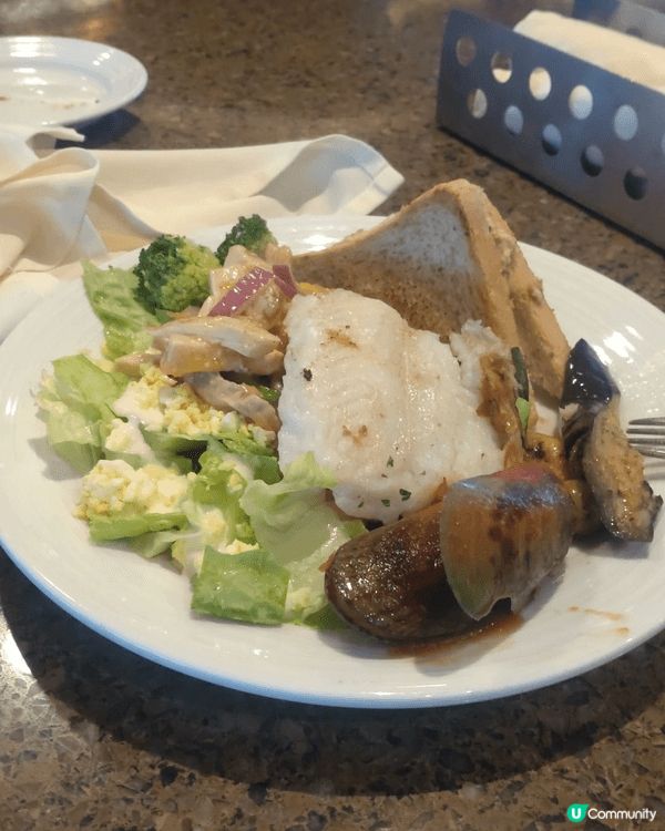 自助餐熱食選擇豐富且補給迅速，餐廳環境寬敞舒適，員工收碟亦十...