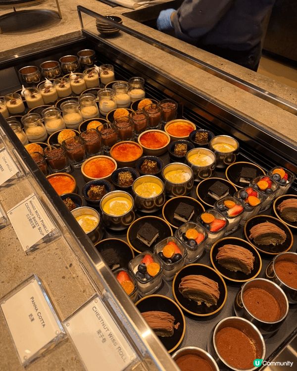 EAST Hotel FEAST 的半自助午餐環境開揚舒適、...