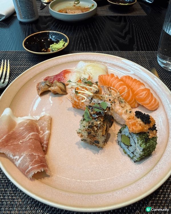 EAST Hotel FEAST 的半自助午餐環境開揚舒適、...