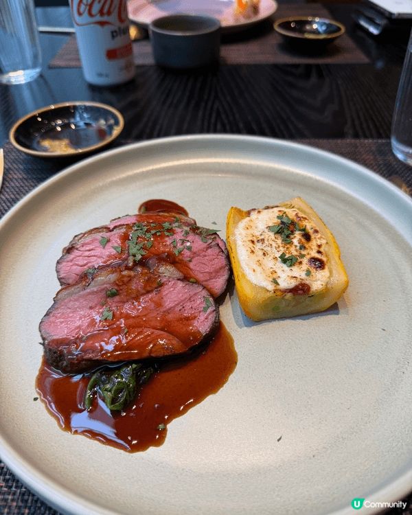 EAST Hotel FEAST 的半自助午餐環境開揚舒適、...
