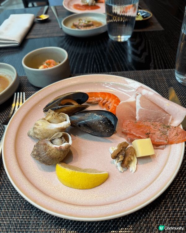 EAST Hotel FEAST 的半自助午餐環境開揚舒適、...