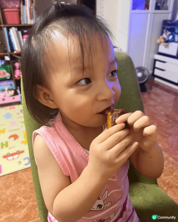 中秋佳節，色彩繽紛嘅花燈映照住女女笑臉，節日氣氛滿瀉；呢個三...