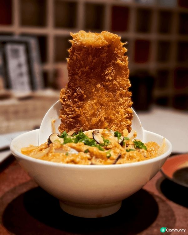 他們家的招牌巨型炸魚排蓋飯，配上一塊足足25公分長的酥脆金黃...