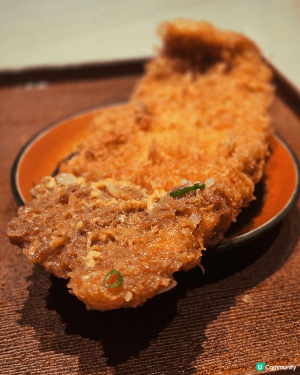 他們家的招牌巨型炸魚排蓋飯，配上一塊足足25公分長的酥脆金黃...