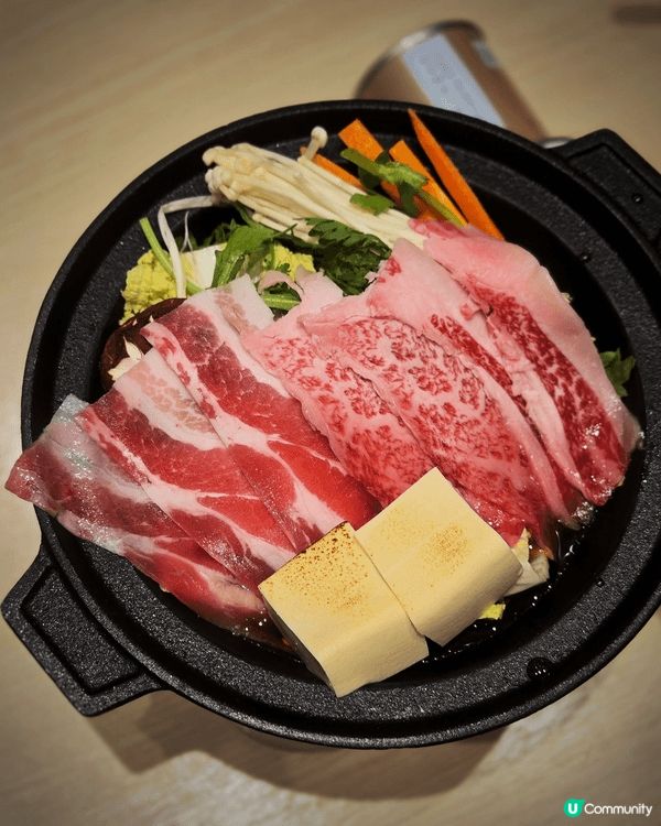他們家的招牌巨型炸魚排蓋飯，配上一塊足足25公分長的酥脆金黃...