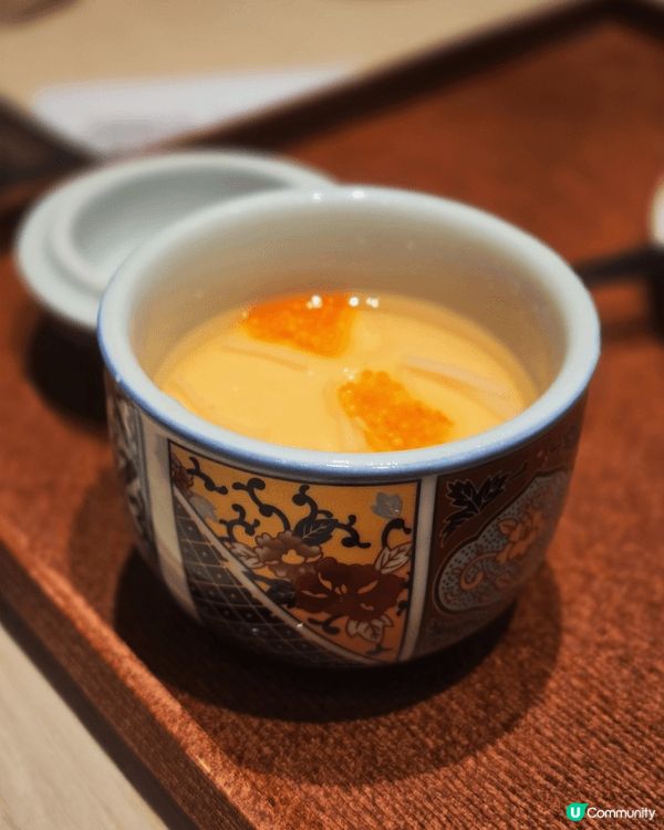 他們家的招牌巨型炸魚排蓋飯，配上一塊足足25公分長的酥脆金黃...
