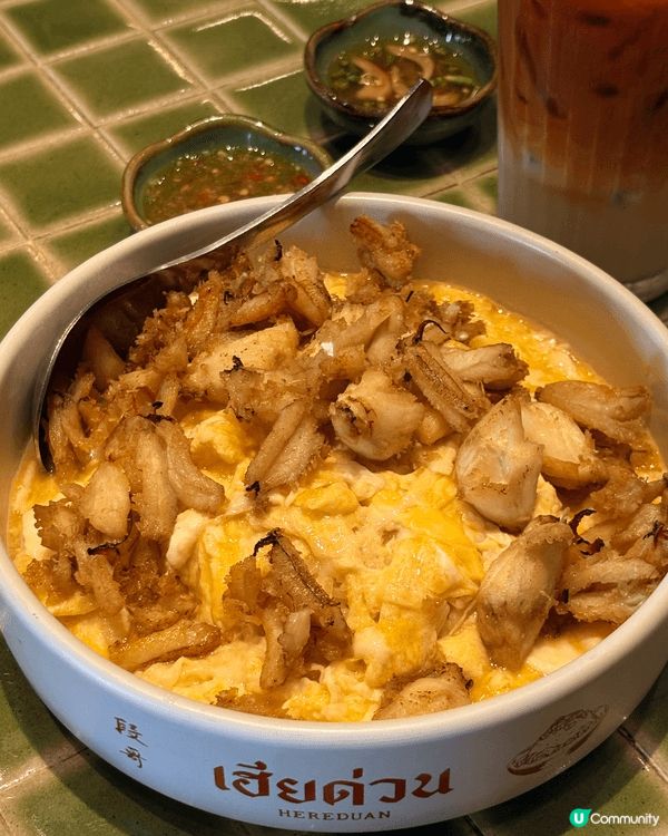 曼谷段哥餐室以滑嫩的蟹肉或蝦仁歐姆蛋飯打響名號，搭配蒜酥爆炒...