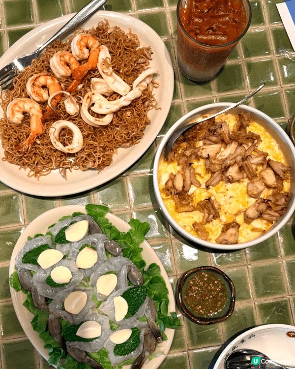 曼谷段哥餐室以滑嫩的蟹肉或蝦仁歐姆蛋飯打響名號，搭配蒜酥爆炒...