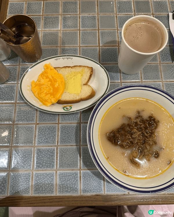 沙嗲牛肉及金邊粉是我早餐的至愛，再加上漢堡扒，飽飽 滿足的一...