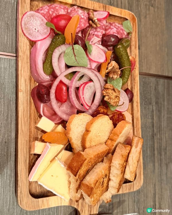 在旺角的 Smokehouse Grill 用餐，三道菜式是...