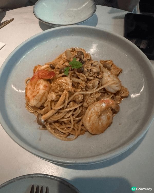 這三張圖片展示了不同的特色美食：