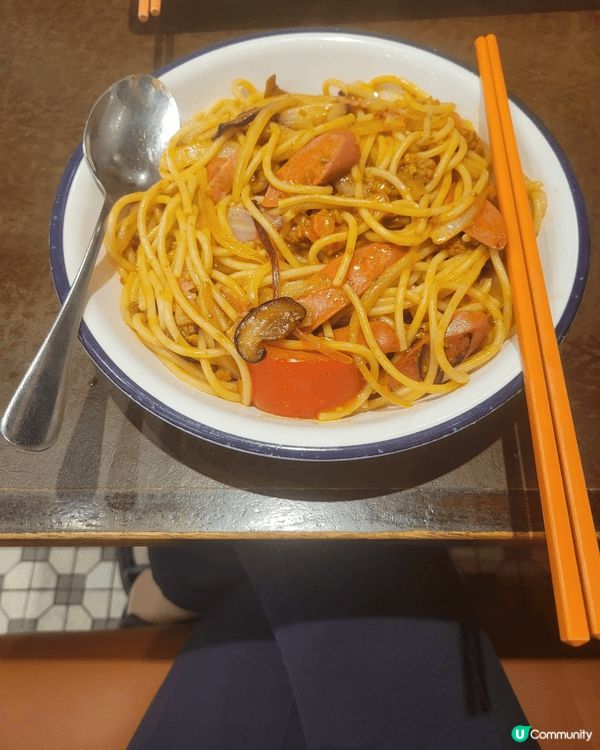在八月十八日晚上，我去九龍塘金記冰室吃飯。我點了鮮茄肉醬煙肉...