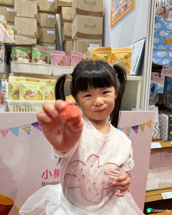 小朋友手上嘅係無添加水果果乾，平時可以當小零食咁帶出街又健康...