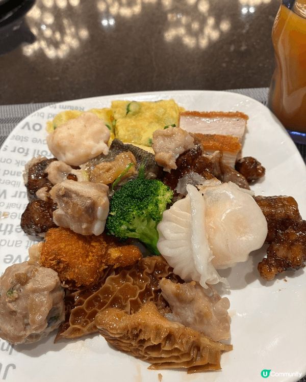 澳門星滙餐廳自助餐的星級廚師團隊積極搜羅至新鮮的海陸空食材，...