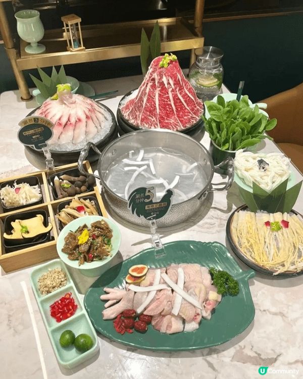 我推薦深圳四季椰林既椰子雞煲以原個椰子水入湯、不加一滴水為特...