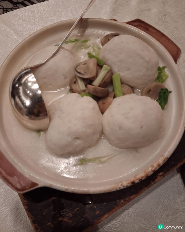 萬麗酒店滿福樓幾有水準,尤其是呢個時菜魚蛋,魚肉味充滿曬口腔...