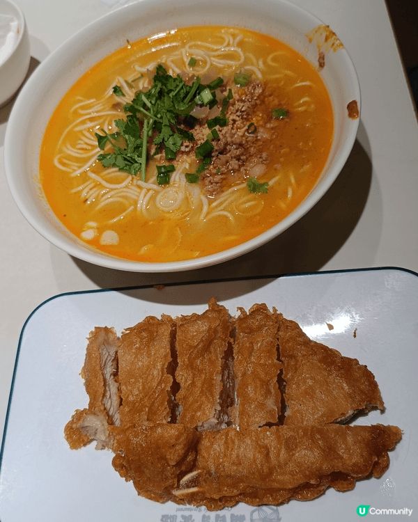 九龍城晶百合餐廳，無去一排，質素無退步，尚算保持水準，不過不...